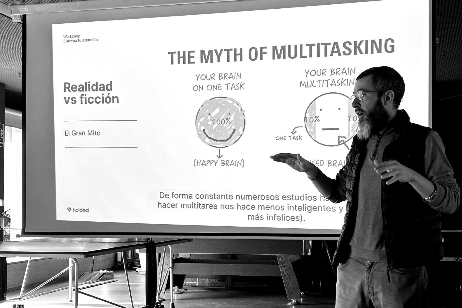 Lucas dando el workshop 'Entrena tu atención' en Holded